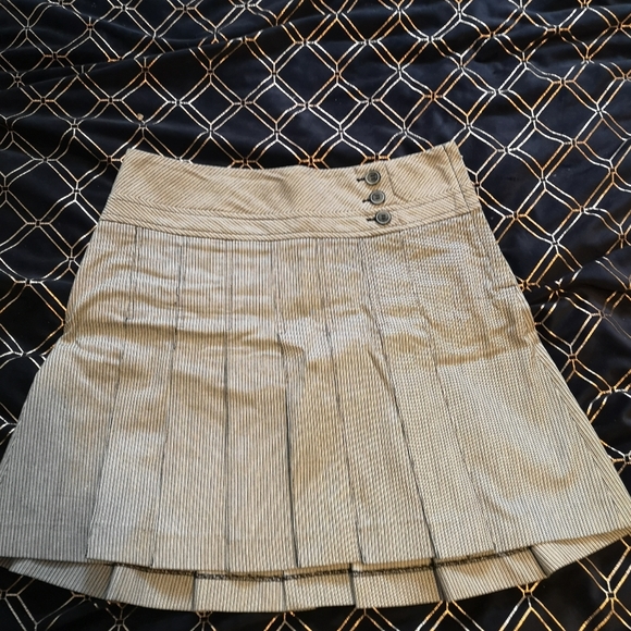 Le Chateau pleated skirt - Picture 3 of 4